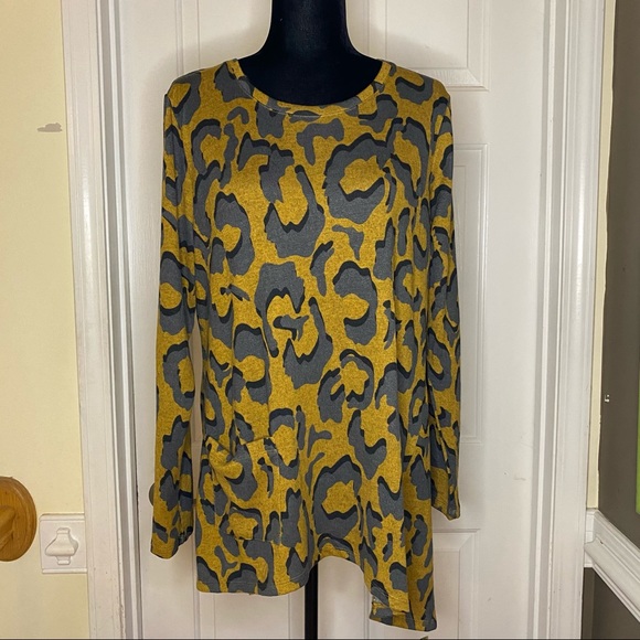 LOGO by Lori Goldstein Tops - LOGO Printed Asymmetric Hem Sweaterknit Top
